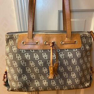 👛Dooney & Bourke Monogrammed Cream and Tan Shoulder Bag👜